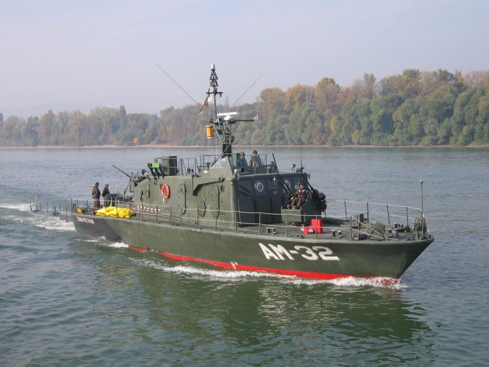 The AM-32 (Dunaföldvár) minesweeper in the line of duty