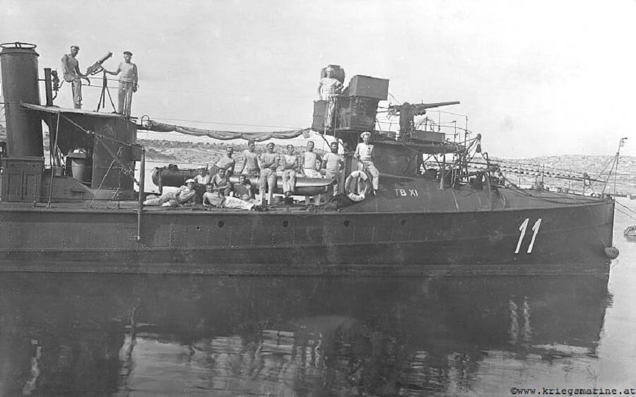 SMTb-11 torpedoboat and her crew